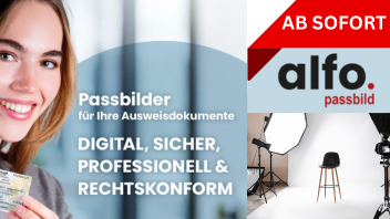 Alfo Passbilder, digital und sicher Lächelnde Frau mit dem Hinweis auf Passbilder für Ausweisdokumente. Das Fotostudio im Kaufhaus ist ebenfalls sichtbar. Neue Form der Passbildfotografie - digital, sicher, professionell, rechtskonform